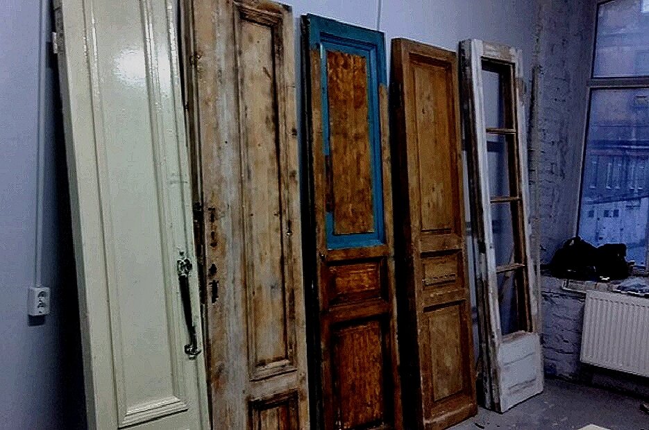 Не знаете, куда деть старую деревянную дверь? Не беда! Наглядный пример её трансформации в изголовье кровати