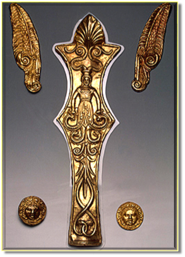 Скифская Великая Богиня — Мать. 4 в. до н.э Курган Большая Цимбалка (Запорожская область, Украина).
Среди скифских памятников довольно часто встречаются изображения женщины — Великой Богини Матери. Скифы называли её Апи и изображали в виде змееногой богини, с поднятыми руками или руками, в которых были зажаты змеиные или львиные головы.
