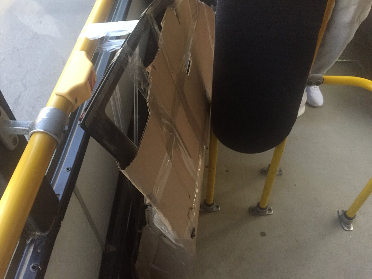 Дверь примотана скотчем к перилам 