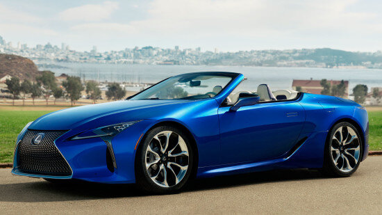 Lexus LC 500 Convertible – заднеприводный полноразмерный премиум-кабриолет, который воплощает в себе (по крайней мере, со слов самого японского автопроизводителя) «исключительную японскую эстетику с