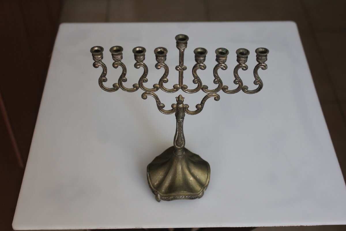 Менора с 9 рожками , но есть и с 7 .