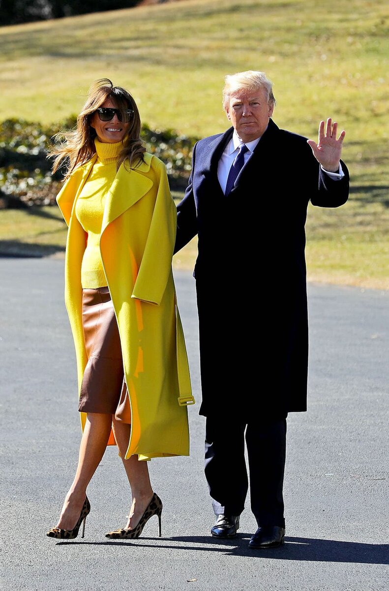  Мелания Трамп в пальто и водолазке Ralph Lauren, юбке Hervé Pierre и туфлях Manolo Blahnik, с сумкой Hermès.