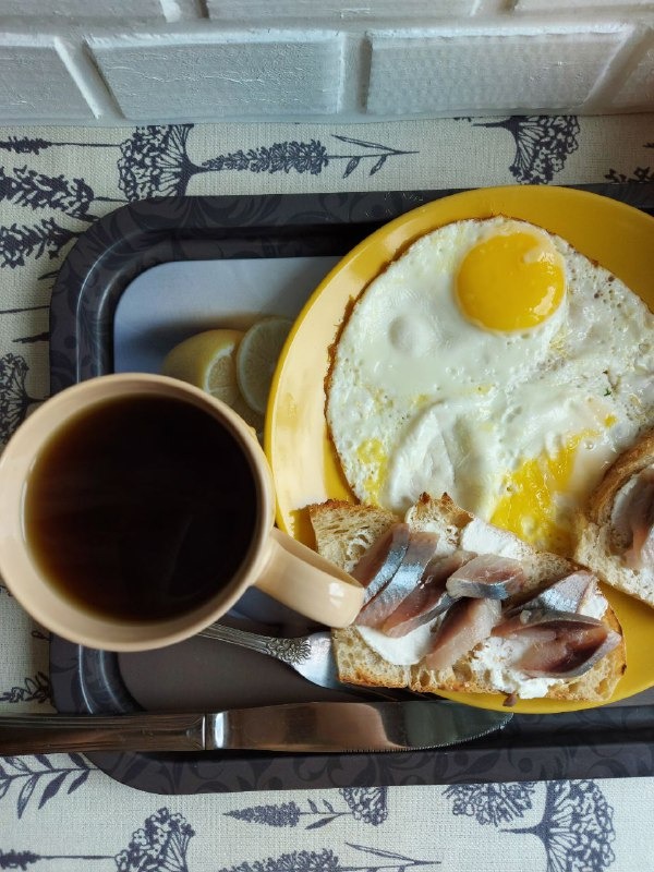 2 грамма сливочного масла, 100 грамм яиц, бутерброды с творожным сыром и сельдью.  373 калории и 24 грамма белка.