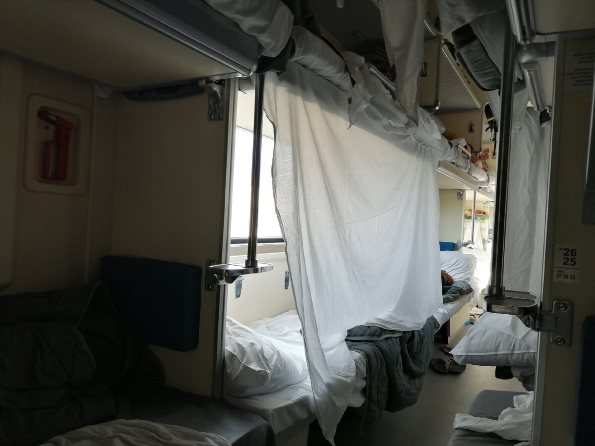 В вагоне всегда можно организовать индивидуальное пространство с помощью простыни. И дуть не будет. Фото Светы Давыдовой