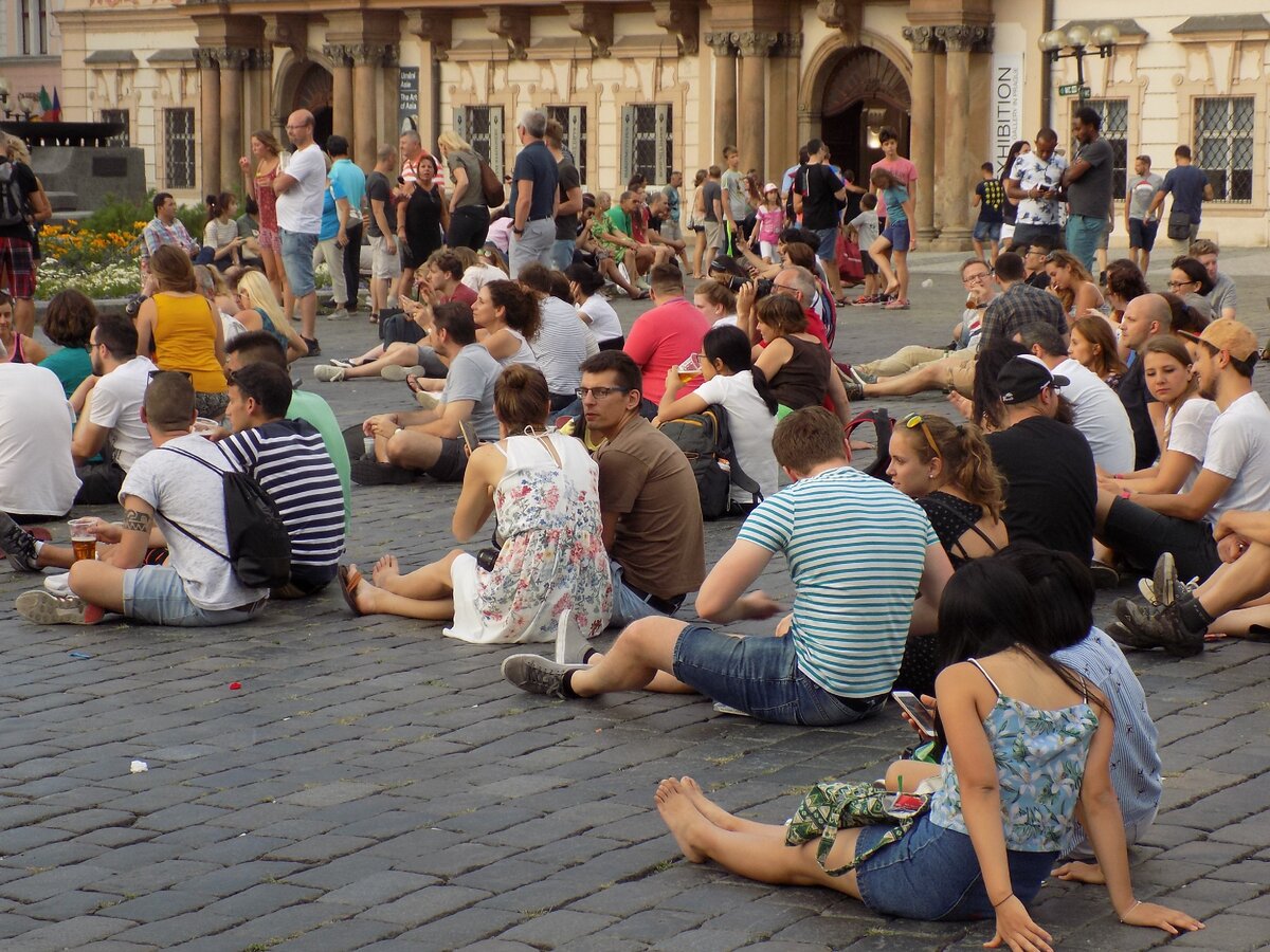 Люди на Староместской площади. Идет фестиваль джаза (фото из личного архива)