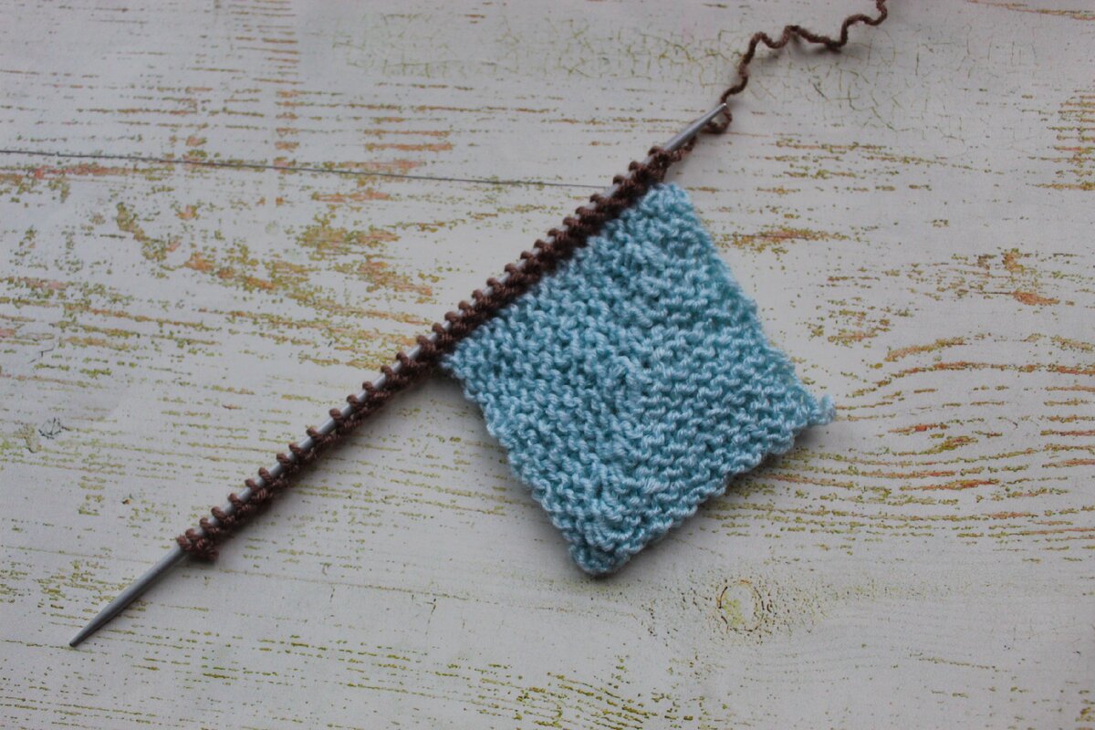 вязанный почему две. почему вязание интересная тема. столбик с 2 накидом крючком. вязание в две нитки разных цветов. вязание спицами руки.