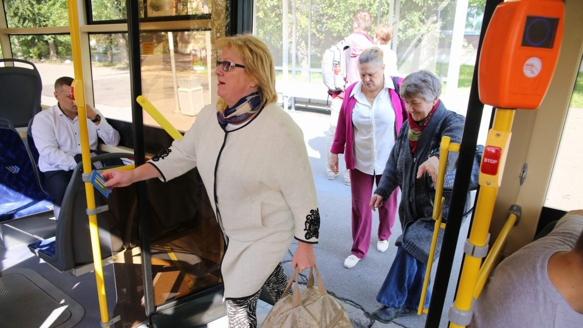 Самара, 11 декабря. Департамент транспорта города Самары на этой неделе отрапортовал о том, что единственный в городе электробус вновь вернулся на маршрут № 108. Но на следующий день после этого объявления пассажиры вновь не дождались «альтернативного» вида транспорта. 
Электробус белорусского производства тестируется в Самаре с марта 2020 года. Специально ради него создали новый маршрут № 108 «Губернский рынок — Южный город». Пассажиры успели оценить плавный ход, комфорт в салоне, приятный глазу дизайн. Вот только эксплуатация неведомого прежде транспортного «зверя» все эти месяцы проходит с приключениями.

Электробус уже и в аварию попадал, а уж сколько раз ломался в процессе эксплуатации — пассажиры уже со счету сбились. Поскольку транспортное средство предоставлено Самаре на тестирование, белорусские специалисты регулярно устраняют неполадки, но сбои в работе электробуса продолжаются.

Кроме того, уже не один раз объявлялось о завершении тестового периода, но через короткое время электробус вновь выходил на маршрут. Есть версия, что производитель пока не может договориться о тестировании в другом городе, потому проще оставить машину пока в Самаре. Очередной «дедлайн» — 17 декабря.

Между тем жители Самары и Южного города (микрорайон за пределами областного центра. — Прим. ФАН), в очередной раз безрезультатно прождавшие на морозе анонсированное чудо техники, требуют отправить электробус назад в Белоруссию.

 — «Возможно, проблема не в самом электробусе, а в том, что в Самаре не умеют его правильно эксплуатировать. Возможно, он не рассчитан на наши холода. Но если не получается его стабильно задействовать, если нет гарантии, что он прибудет по расписанию,  — перестаньте мучить водителей, ремонтников, а главное  — пассажиров. Отправьте уже это чудо назад производителю, а на маршрут пустите обычный автобус большой вместимости»,  — обращается к транспортникам житель Южного города Максим С.

В трамвайно-троллейбусном управлении, к которому приписан электробус, сообщают, что автобусов в распоряжении троллейбусного парка нет.

«На сегодняшний день произошла техническая неисправность электробуса. Белорусские партнеры занимаются устранением. Альтернативного транспорта, который можно выпустить на данный маршрут, нет», — заявили в ТТУ.

В департаменте транспорта г.о. Самара пока воздерживаются от комментариев по поводу перспектив электробуса в регионе. На данный момент город активно использует подвижной состав традиционных видов транспорта. Так, на днях будет оформлено в собственность города 43 автобуса, 20 троллейбусов и 20 трамваев, которые был приобретены в лизинг перед чемпионатом мира по футболу — 2018. А прошедшей осенью впервые за 33 года был куплен новый поезд метро.