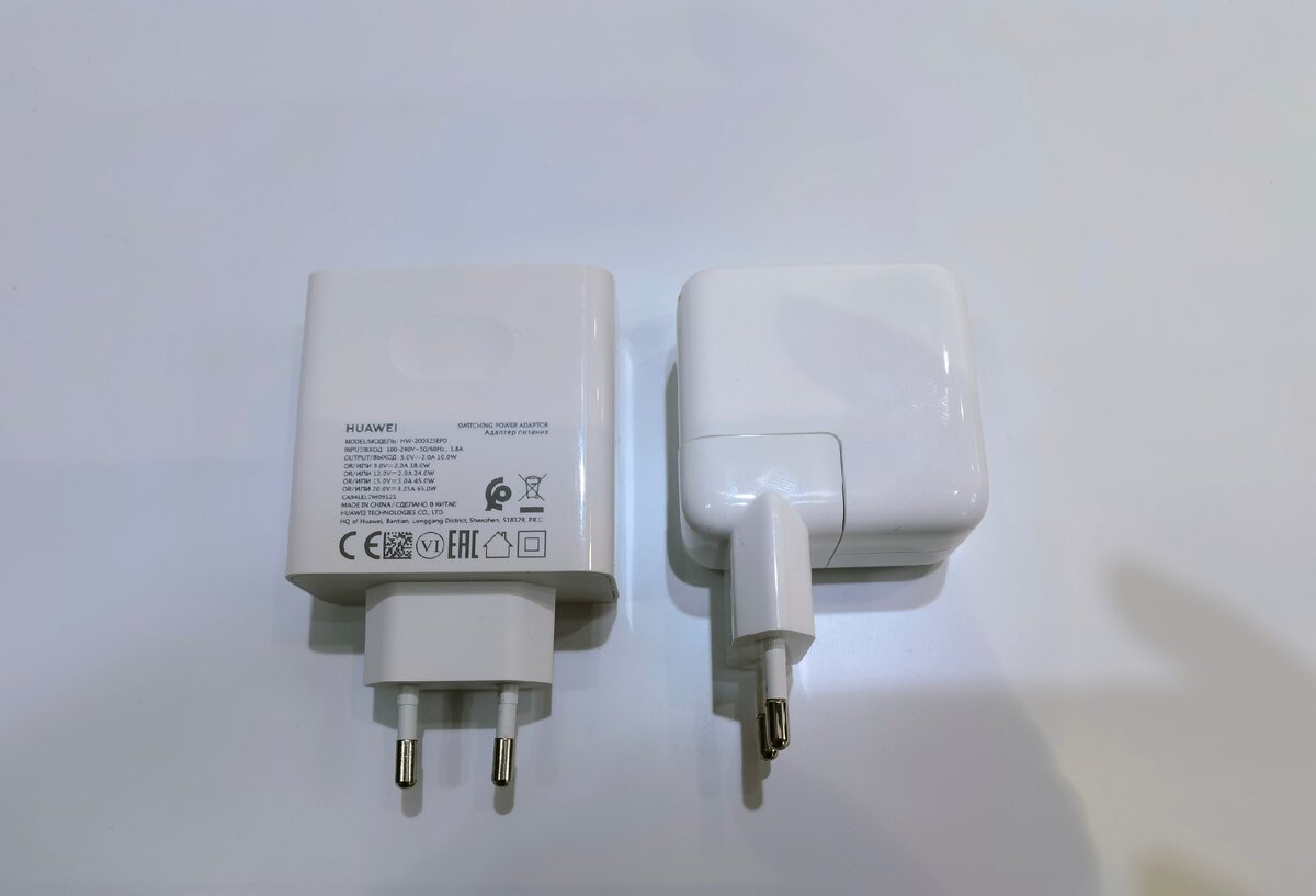 Зарядные устройства: Huawei Matebook X (слева) Apple Macbook Air (справа)