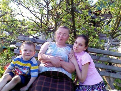 Моя мама  со своими внуками, моими детьми.