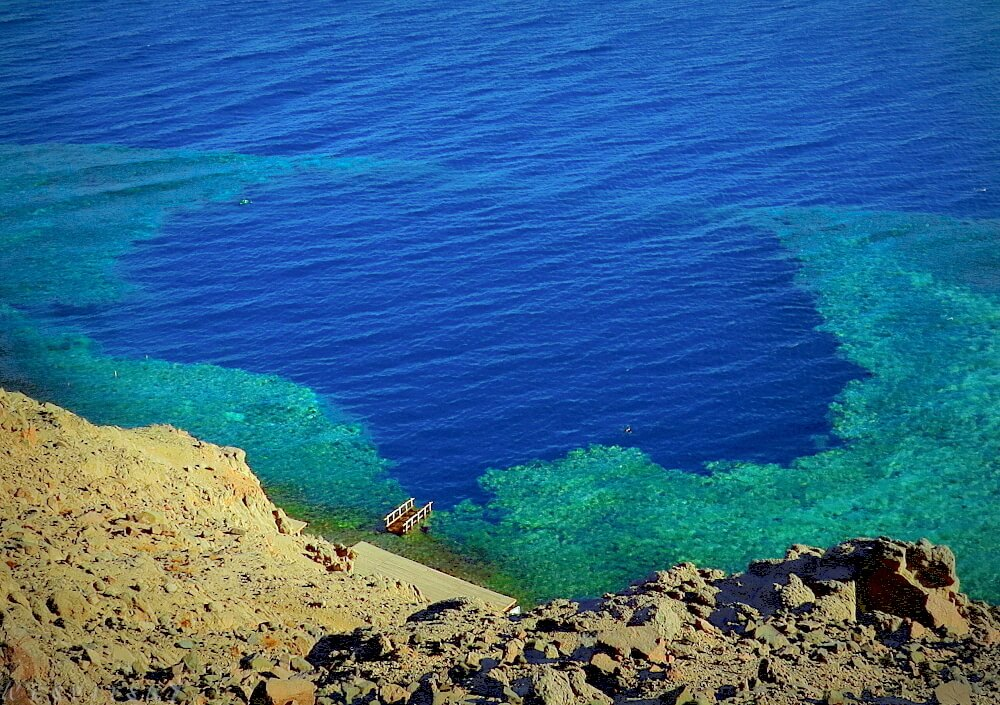 Какого океана является красное море. Голубая дыра в Красном море Дахаб. Дахаб Египет Блю Холл. Дахаб Египет голубая дыра. Голубая Лагуна Дахаб.
