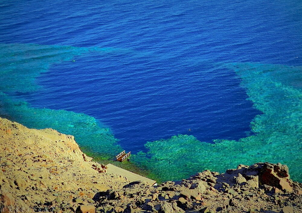 Острова и полуострова красного моря. Голубая дыра в Красном море Дахаб. Голубая дыра Дахаб голубая Лагуна. Дахаб Египет Блю Холл. Дахаб дайвинг голубая дыра.