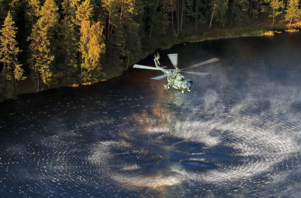 Висим в воздухе. Вертолет над водой. Вертолет над озером. Вертолет над рекой. Вертолет в реке.