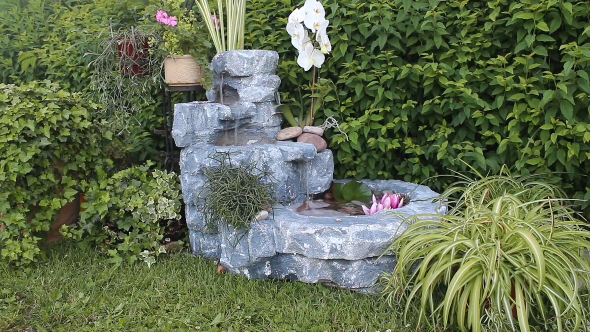 Садовый водопад из пенопласта и цемента.