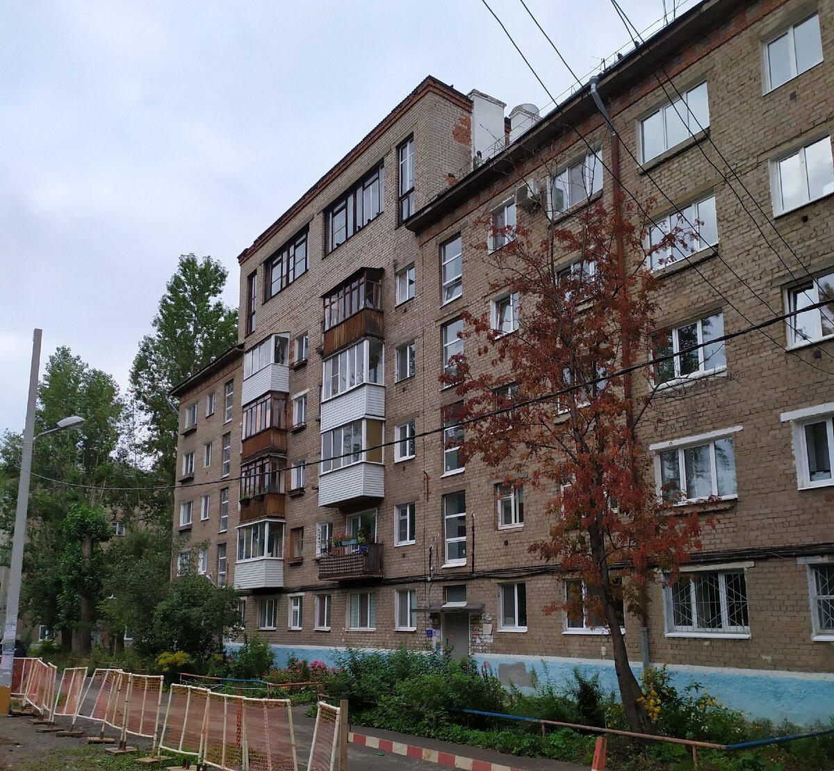 Пермь. Дом № 16 на улице Одоевского со студиями художников.