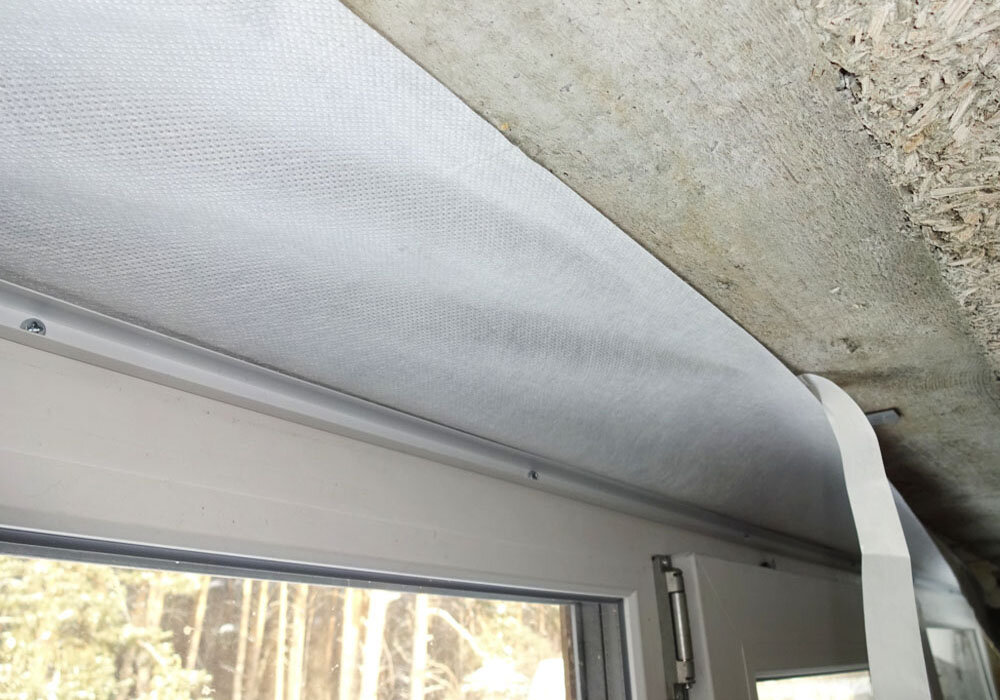 Закрепляем саморезами по краю рамы