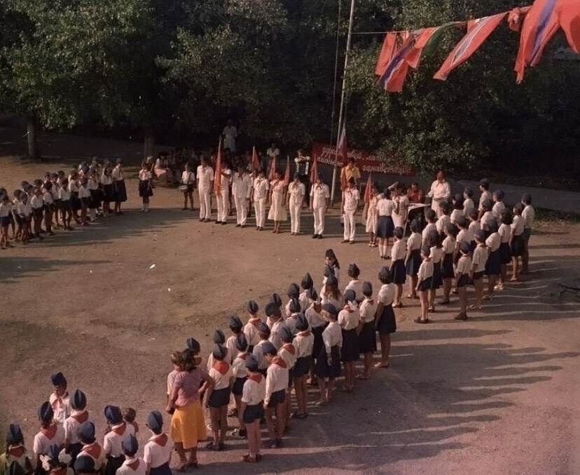 Сегодня многие дети едут на каникулах в летние лагеря. После чего пишут в мессенджерах своим родителям, что там плохие условия и требуют забрать их обратно в город. И в этом они далеко не оригинальны.-11