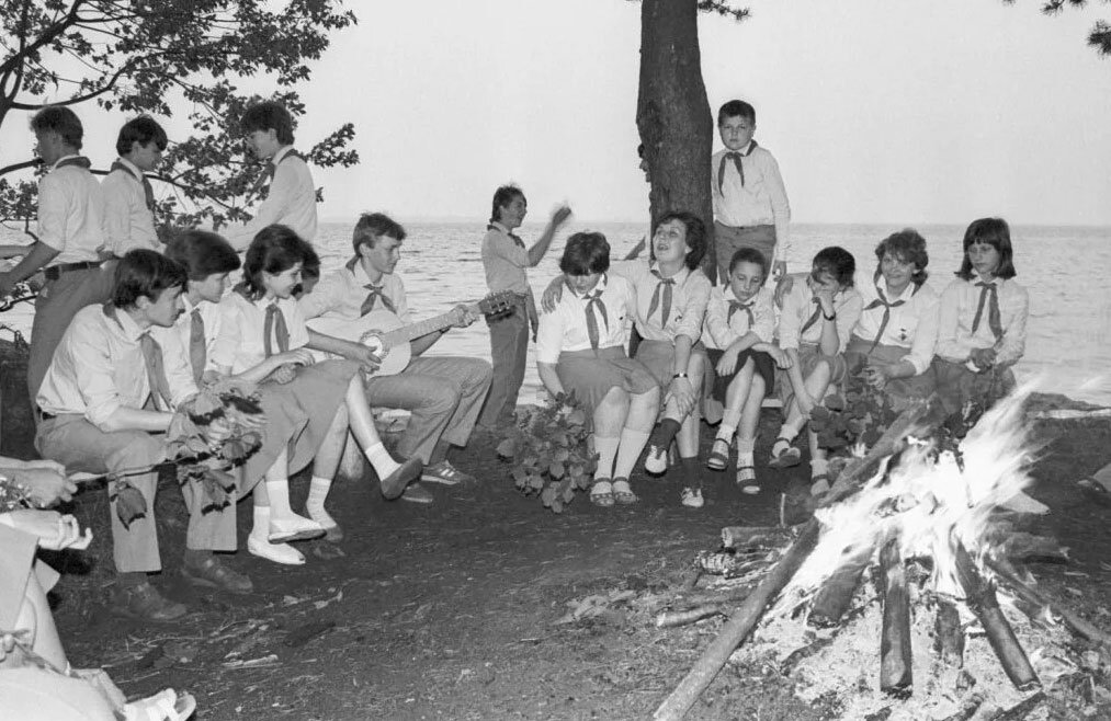 Сегодня многие дети едут на каникулах в летние лагеря. После чего пишут в мессенджерах своим родителям, что там плохие условия и требуют забрать их обратно в город. И в этом они далеко не оригинальны.-21