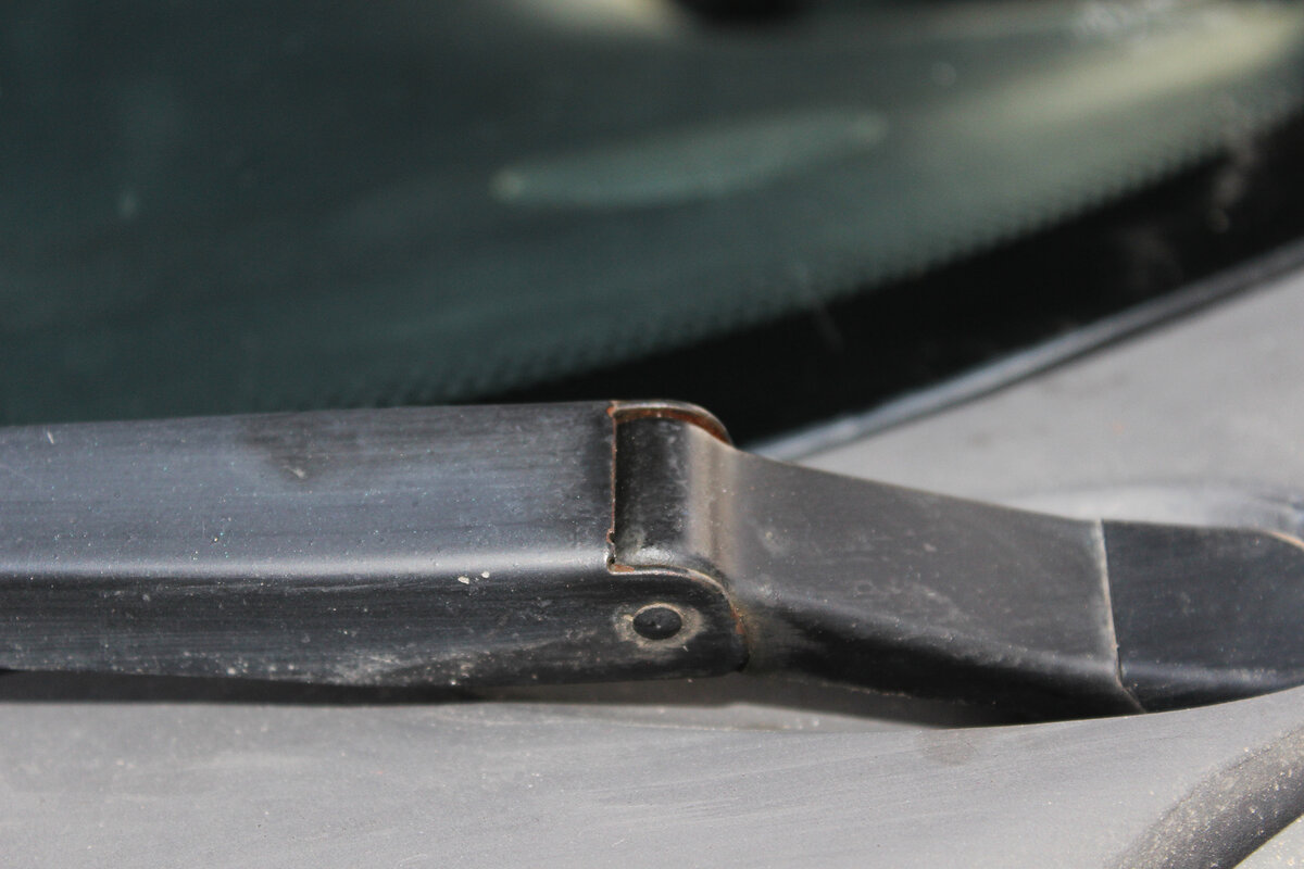 Буквально пару капель WDшки, или другой смазки.