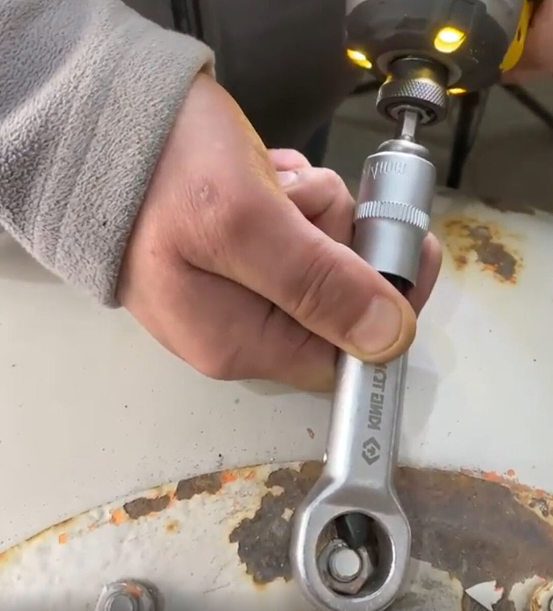 Гайкорез служит для разрушения заклинившей гайки