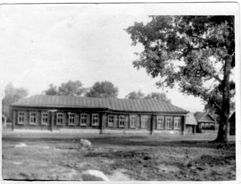  Здание школы в 1954г. Построено в 1885г. Сгорело в 1986г.
