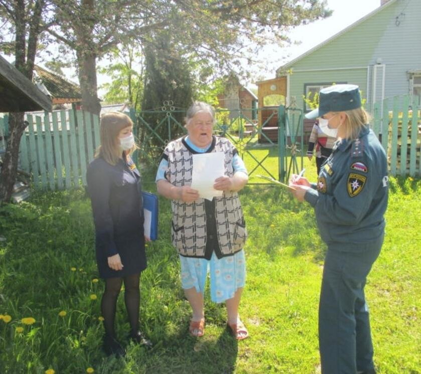 Каждый садовод знает, как сложно вести собственное хозяйство. Это требует много сил, времени и денег. За упорный труд дача благодарна богатому урожаю и прекрасному отдыху на свежем воздухе. 
Иногда помещики забывают о существовании определенных правил, преобладающих за пределами города. Учтите, что даже незнание некоторых законов не может избавить садоводов от ответственности. Может быть, сегодня вы обнаружите, что систематически что-то нарушаете, не осознавая этого.

За что штрафуют дачников.

1. Ну нет соответствующих сертификатов

Денежная компенсация может составлять до 1 миллиона рублей.

После снятия колодца на участке обязательно сделайте госакте. Если вы добываете воду нелегально, очень скоро местные власти вас настигнут! Правда, из этого правила есть несколько исключений. Штрафы не распространяются на скважины, которые перекачивают менее 100 кубометров воды в сутки.

2. Участок, заросший сорняками, сорняками и т. Д.

Заброшенный участок. Оплатите штраф от 2 до 5 тысяч рублей!

Скорее всего, вы сначала получите предупреждение, предлагающее отсортировать области по порядку. Если ситуация не изменится, вас скоро оштрафуют.

3. Животные, проникшие на соседнюю территорию и причинившие материальный ущерб.

Штраф определяется степенью причиненного ущерба.

Если наш питомец является домашним животным, вам придется нести ответственность за его действия. В дополнение к денежной компенсации «потерпевшая сторона» может потребовать возмещения убытков. Обратите внимание, что даже яма, вырытая собакой в соседнем районе, является порчей чужого имущества.

4. Самовольное строительство

Преступнику придется заплатить 2-5 тысяч рублей.

Любое строительство участка необходимо проводить с учетом всех нормативных требований. В противном случае садовнику грозит штраф. Не беритесь за строительство, если вы ранее не изучили внимательно закон!

5. Земля может использоваться только по прямому назначению.