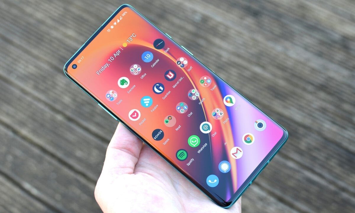 OnePlus 8 Pro — один из самых доступных флагманов. Фото: theguardian.com