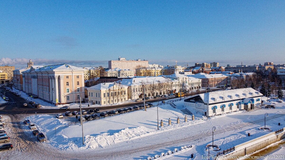 На работу каждый день по льду через реку