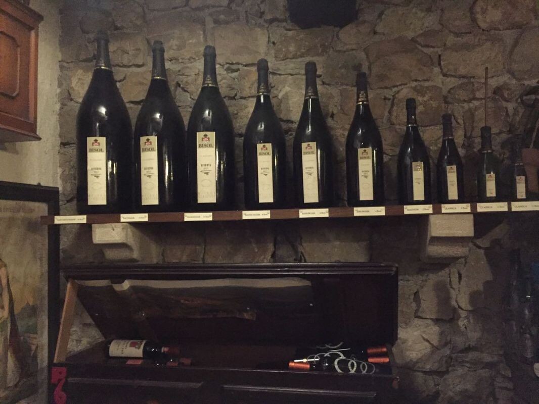 Фото вина стоят на полке