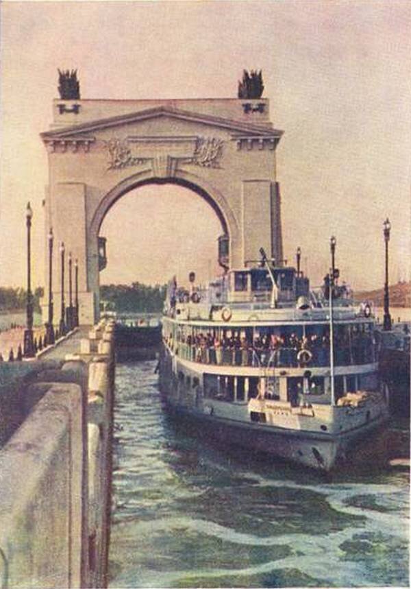 «Узбекистан» проходит водный канал 