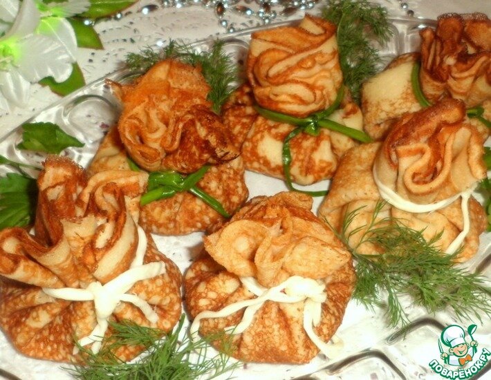 Часто готовлю жюльены в блинных мешочках, хоть и кокотницы есть, но так получается наряднее. Проверено, такая подача обязательно порадует, и гостей, и родных. Очень вкусная, нежная, стекающая при надрезе начинка, не оставит никого равнодушным. Такие блины можно приготовить заранее, они не размокнут, благодаря добавленному крахмалу, а перед едой их просто разогреть в микро.