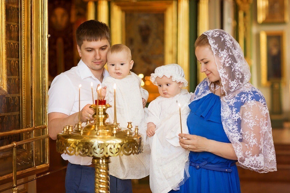 Православный сайт создание семьи. Православная семья. Дети с родителями в храме. Крещение девочки в церкви. Православная семья в храме.