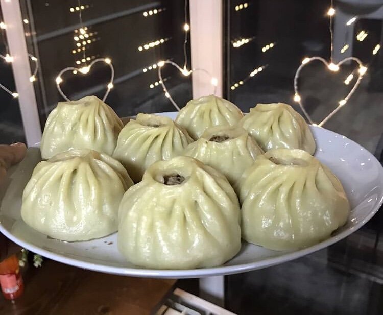 Считается, что позы (бууза) — один из вариантов китайского блюда баоцзы (кит. 包子, bāozi), откуда происходит и название кушанья, но в отличие от китайского аналога начинка в буузах исключительно мясная.
Кроме того, баоцзы всегда делают из дрожжевого теста, тогда как для бууз это лишь одна из разновидностей. В Монголии бууз из дрожжевого теста называется мантуун бууз и готовится по праздникам. Оба вида очень популярны.
Блюдо также родственно грузинским хинкали и тюркским мантам. Подобно баоцзы и мантам, позы готовятся на пару, как правило, в специализированной для этих целей пароварке, аналоге мантоварки, носящей название позница. В качестве основных компонентов начинка поз (фарш) содержит рублёное мясо и репчатый лук.
Позы имеют форму чашечки, сходную с баоцзы и хинкали, обычно с отверстием сверху. Диаметр готовых поз — примерно 5—8 см. Считается, что у позы должно быть 33 защипа. Едят позы традиционно руками, причём образовавшийся при приготовлении бульон внутри поз, надкусив у донышка, выпивают отдельно через образовавшееся отверстие.
В Бурятии проводятся конкурсы, посвящённые этому блюду, где не только лепят и едят буузы, но и приобщают молодёжь к культуре народа. 31 января 2014 года на конкурсе «Буузын Баяр» был побит рекорд по количеству съеденных поз — более 20 тысяч.
В тувинской кухне бууза — приготовленные на пару разновидность мантов. От мантов отличается формой лепки — делают с открытым верхом, схож с монгольскими буузами, но отличается меньшими размерами.