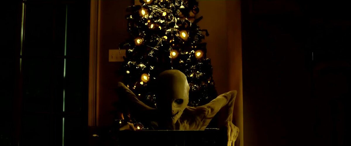 В фильме ужасов "Сомния", вышедшем на экраны в 2016 г., главный герой - маленький мальчик Коди, во сне подвергается нападению НЕХ по имени Крак (Кракмэн). На протяжении всего фильма приемные родители Коди пытаются понять, как совладать с монстром, пока не выясняется, что по сути своей Крак является порождением фантазии ребенка, пережившего смерть родной матери от рака. Фото с просторов Яндекса.