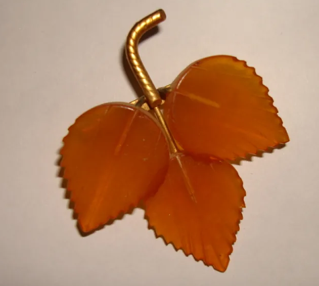 Янтарная брошь Березовые листья