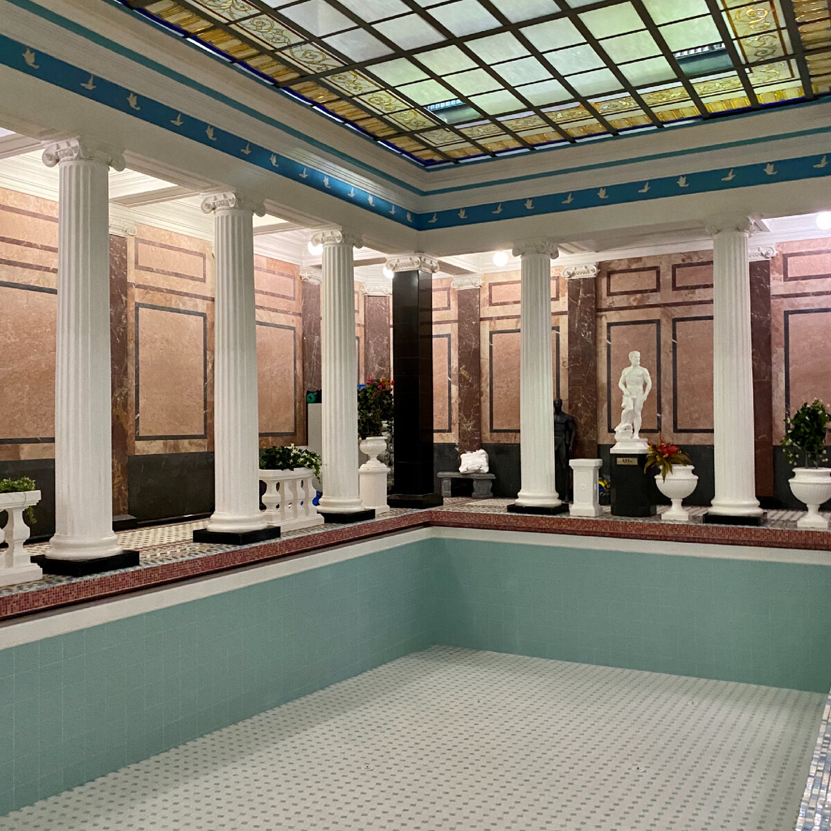 Бассейн (вода слита на время сервисного обслуживания)