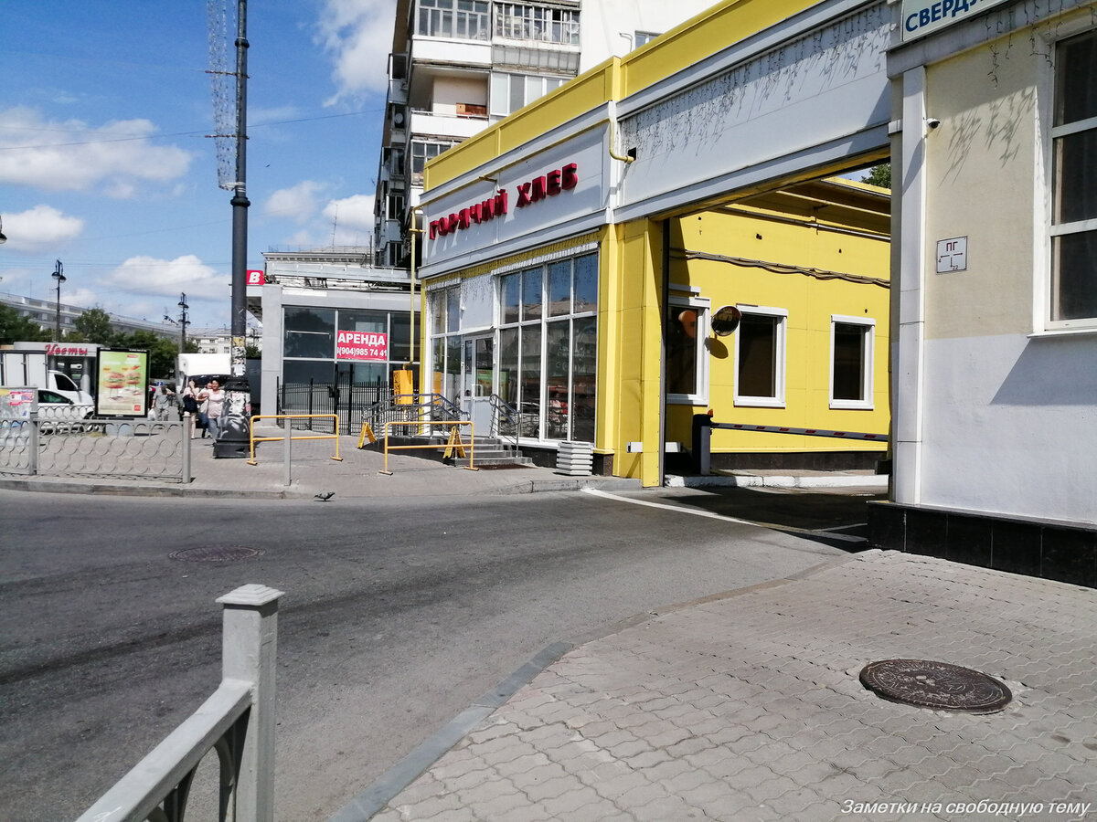 Заранее особо не посмотришь по сторонам, а тротуар идёт вдоль самой стены