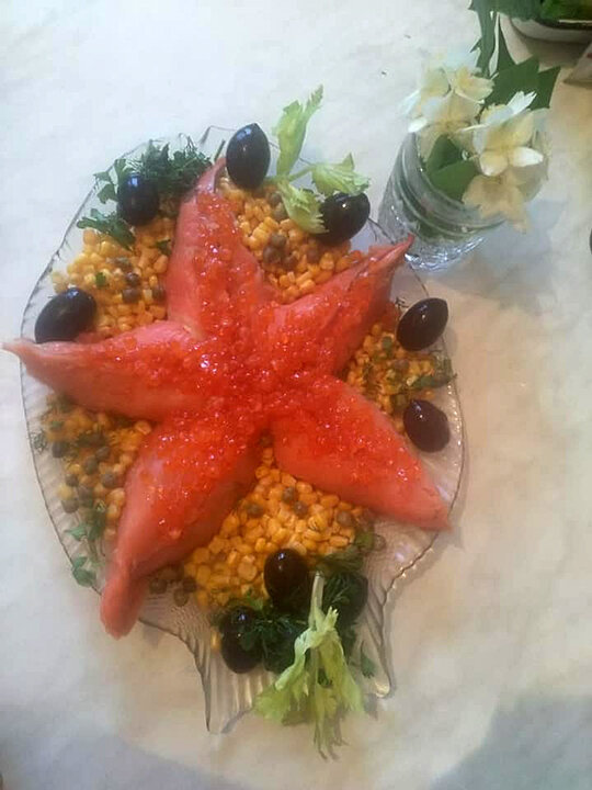 Салат «Морская звезда» с красной рыбой и креветками — рецепт с фото пошагово