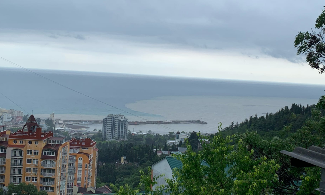 Грязевое пятно на море