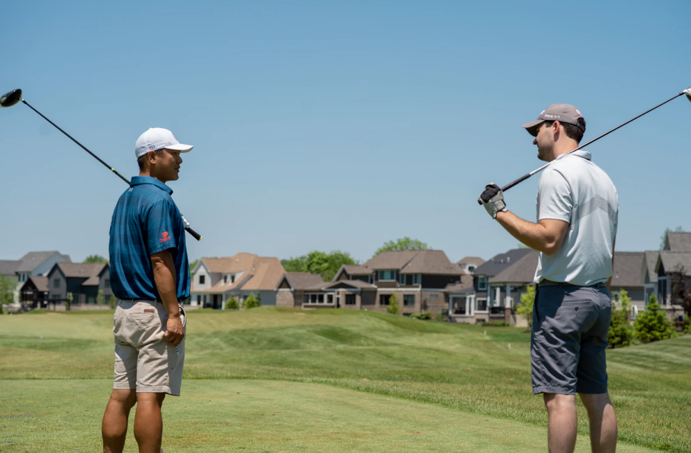 Игра в гольф.  Photo by Courtney Cook on Unsplash