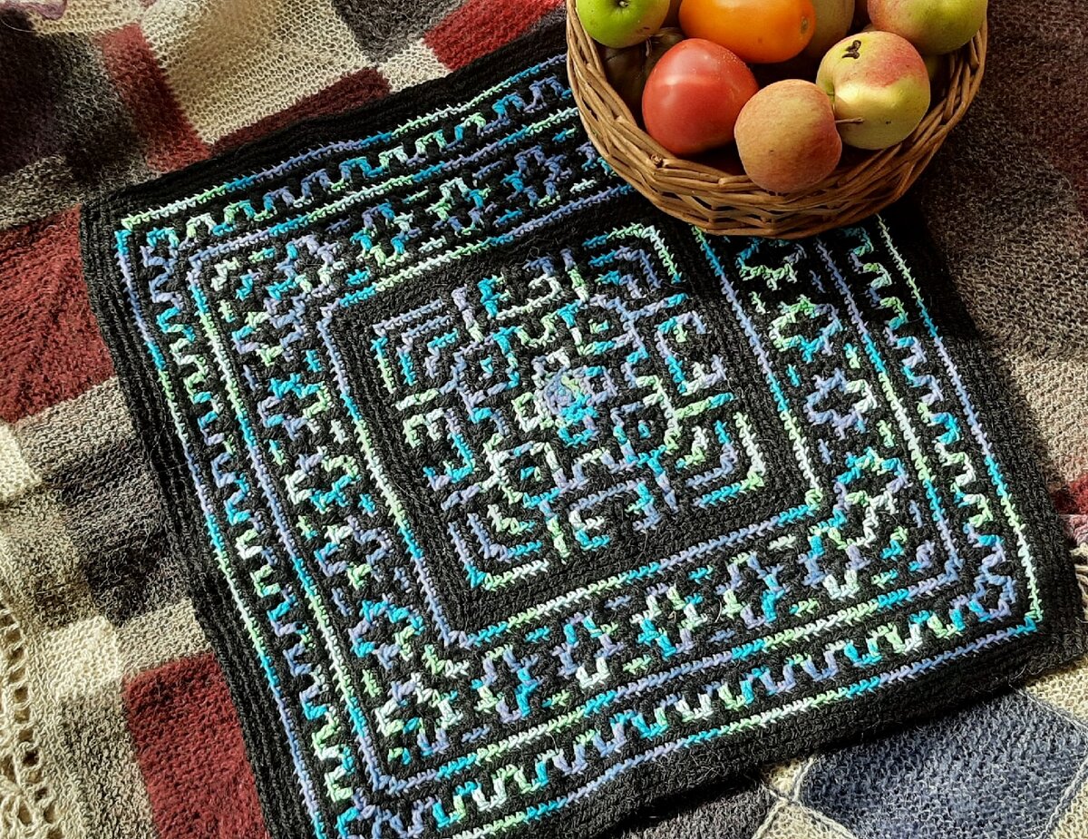 наволочка на подушку мозаичным вязанием. Отлично вяжется по фотографии. 