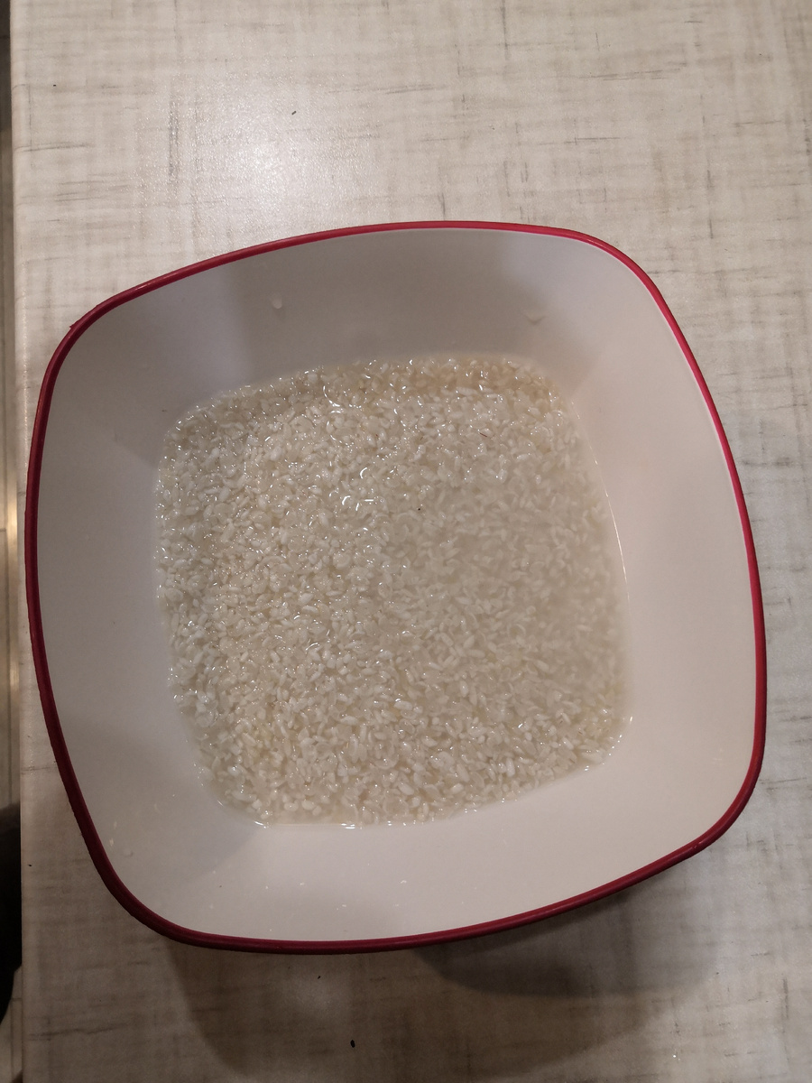 Замачиваем рис в холодной воде на 20 минут