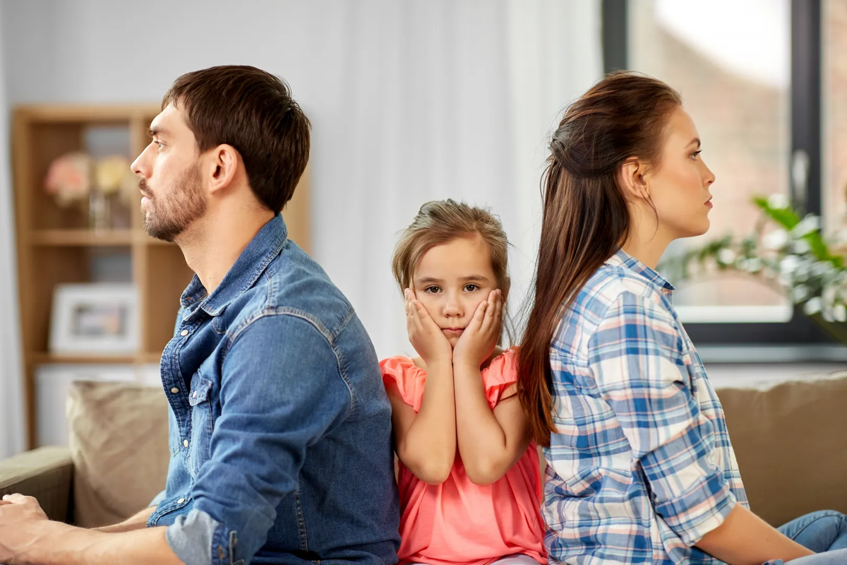 Родители поделили детей. Родители и дети. Несчастливая семья. Воспитание ребенка. Ребенок в не счастливой семье.