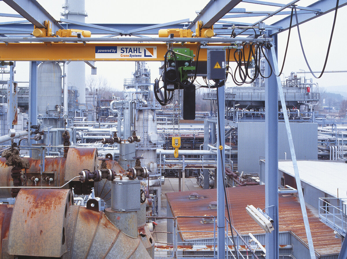 Однобалочный мостовой опорный кран взрывозащищенного исполнения на химическом заводе г/п 5 тонн управляемый с помощью радиоуправления. Кран транспортирует грузы через вертикальный проем, проходя многие этажи.
