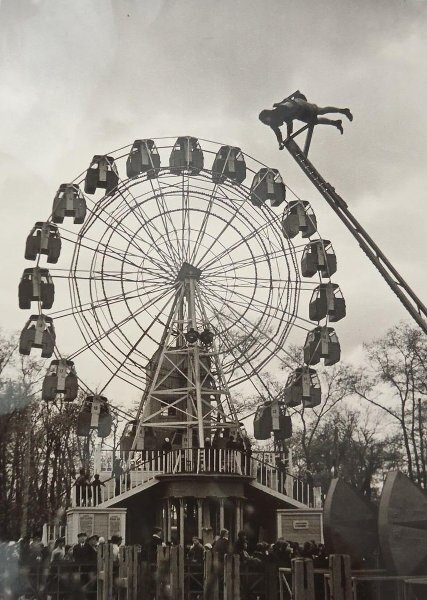Колесо обозрения 14 метров в ЦПКиО им. Горького, Москва, 1930-е годы
Автор: Эммануил Евзерихин
Источник: МАММ/МДФ
