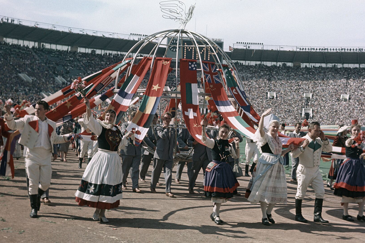 День молодежи 1957. Всемирный фестиваль молодёжи и студентов в Москве 1957. Vi Международный фестиваль молодежи и студентов в Москве 1957г. Фестиваль студентов в Москве 1957. Фестиваль молодежи в СССР 1957.