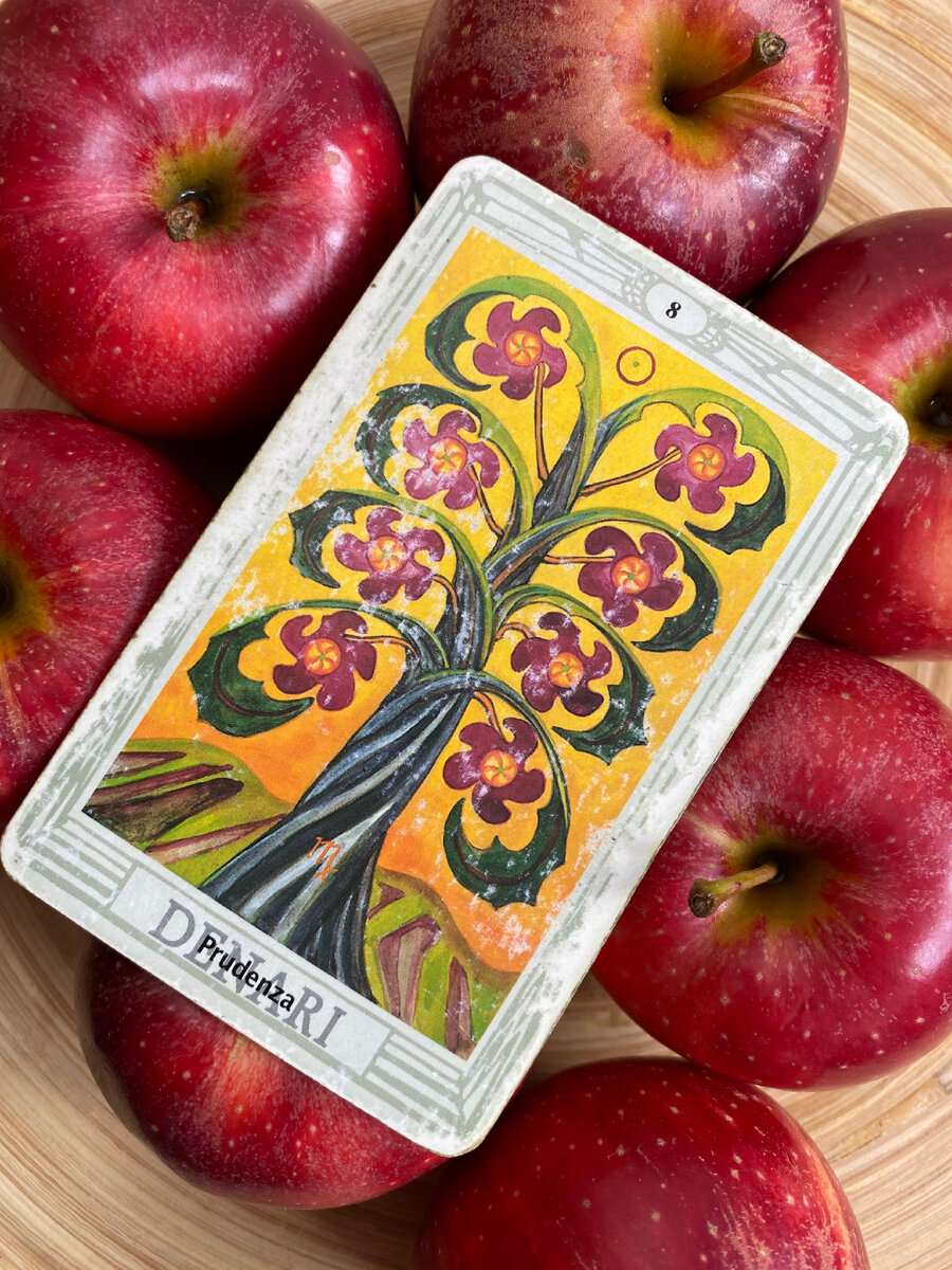 Таро Тота Алистера Кроули-моя любовь😍 В этих картах абсолютно любая мелочь имеет своё значение: и фон Аркана, и изображённые фигуры, и цвета, и знаки, символы, образы.