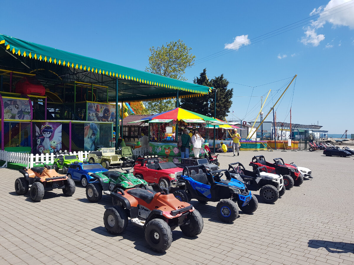 Керчь. Набережная. Машинки: 200 р. за 5 минут. Игровая-лабиринт - 200 р. безлимит. Фото Анна Карпенко. 