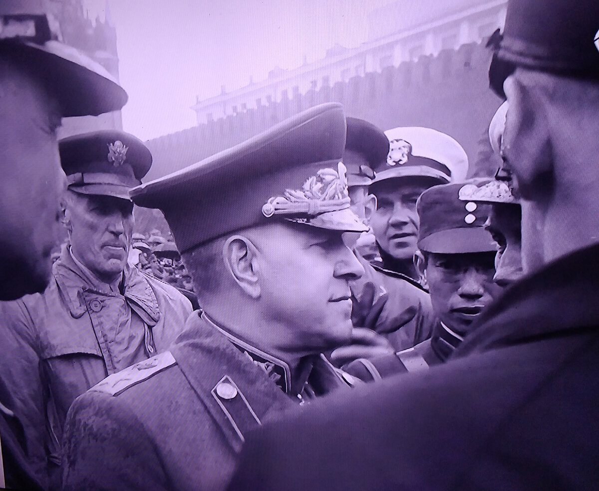Маршал Победы Георгий Жуков среди союзников на Параде Победы на Красной площади в 1945 году. Скрин-шот кадра из документального фильма. 