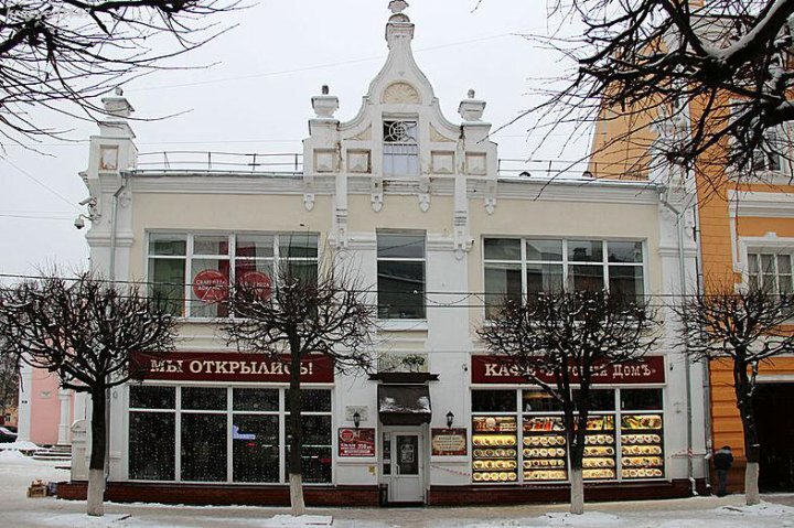 Булочная была чуть слева