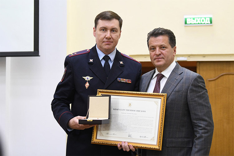 Мэр Казани Ильсур Метшин вручил Александру Мищихину благодарственное письмо. Фото: kzn.ru